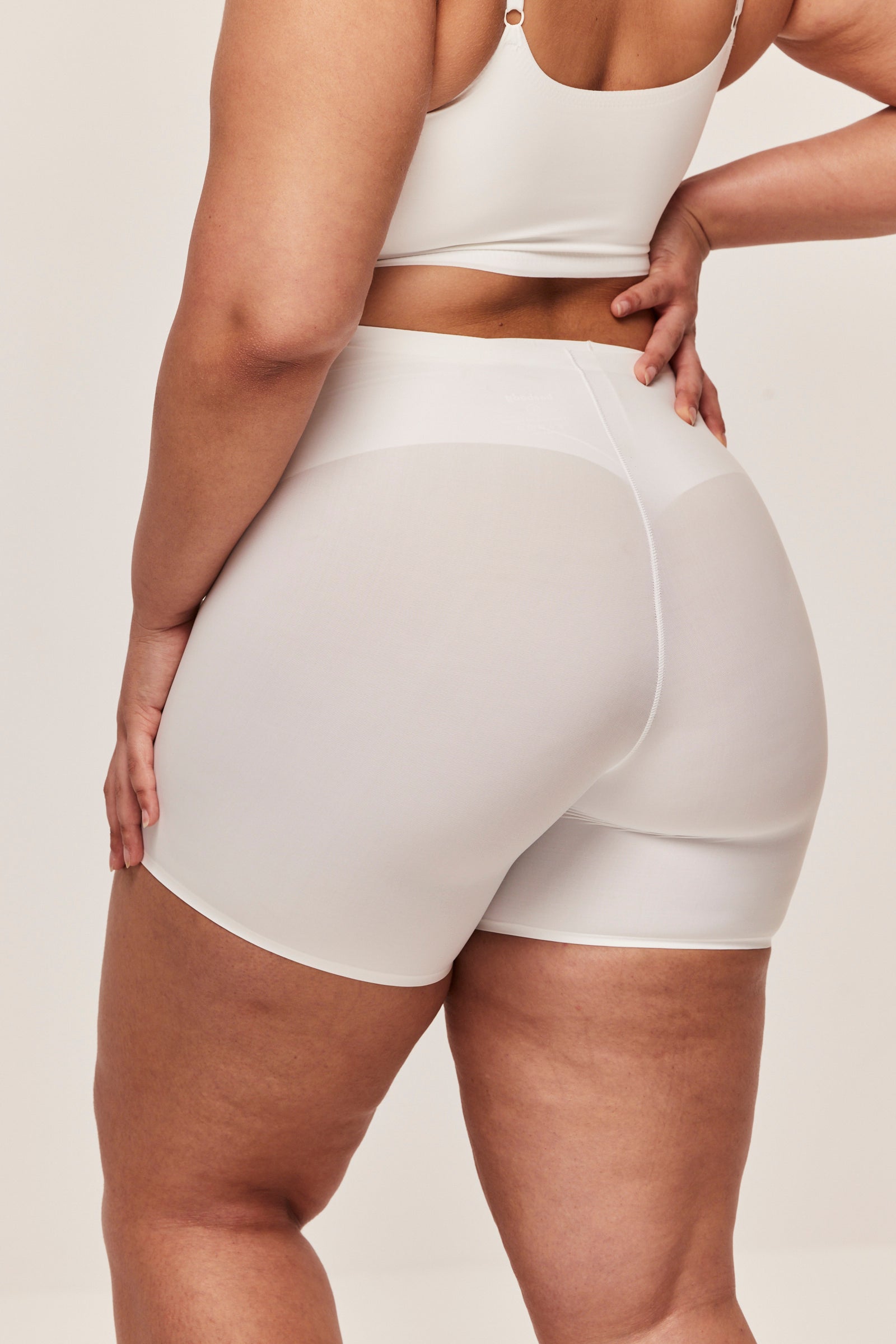 שורט ג'ולי - לבן